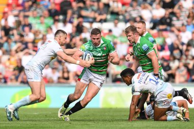 Leicester Tigers 'dan Freddie Steward, İngiltere' nin Leicester kenti Leicester Woods Welford Road 'da düzenlenen Gallagher Premiership maçında Exeter Chiefs' ten Harvey Skinner 'ın rakibini geçti.