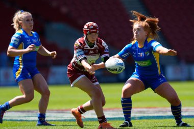 Wigan Warriors takımından Isabel Rowe, 19 Mayıs 2024 'te İngiltere' nin St. Helens kentinde oynanan Betfred Kadınlar Yarışma Kupası yarı final karşılaşmasında Wigan Warriors 'a karşı Leeds Gergedan maçında pas attı.