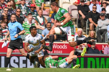 Exeter Chiefs 'ten Immanuel Feyi-Waboso, Leicester Tigers' lı Jack van Poortvliet tarafından 18 Mayıs 2024 'te Mattioli Woods Welford Road, Leicester, Birleşik Krallık' taki Leicester Tigers - Exeter Chiefs maçında yenildi.