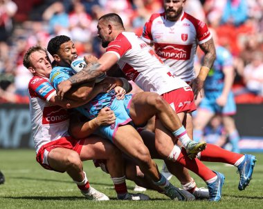 Kruise Leeming of Wigan Warriors, Hull KR 'dan Jez Litten ve Hull KR' dan Elliot Minchella tarafından 18 Mayıs 2024 'te Eco-Power Stadyumu' nda oynanan Betfred Challenge Yarı-Final Hull KR-Wigan Warriors maçında yenildi.