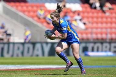 Leeds Rhinos takımından Izzy Northrop, 19 Mayıs 2024 'te İngiltere' nin Wicked Stadyumu 'nda oynanan Betfred Kadınlar Yarıfinal karşılaşmasında topla koşuyor.