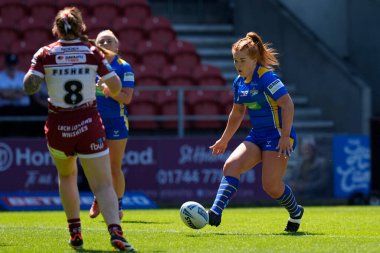 Leeds Rhinos takımından Caitlin Casey, 19 Mayıs 2024 'te Wicked Stadyumu, St Helens, Birleşik Krallık' ta oynanan Betfred Kadınlar Yarıfinal karşılaşmasında Wigan Warriors 'un Wigan Warriors' a karşı oynadığı Wigan Warriors maçında Wigan Warriors defansında topu fırlattı.