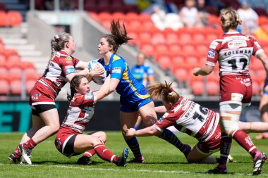 Leeds Rhinos takımından Izzy Northrop, 19 Mayıs 2024 'te Wicked Stadyumu, St Helens, İngiltere' de oynanan Betfred Kadınlar Yarışma Kupası yarı final karşılaşmasında Wigan Warriors 'a karşı Wigan Warriors' u savundu.