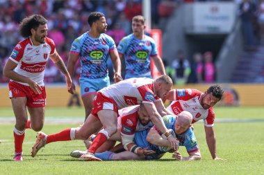 Wigan Warriors 'dan Liam Farrell, 18 Mayıs 2024' te Birleşik Krallık 'ın Doncaster şehrinde düzenlenen Betfred Challenge Kupası Yarı-Final Hull KR-Wigan Warriors maçında George King tarafından yenildi.