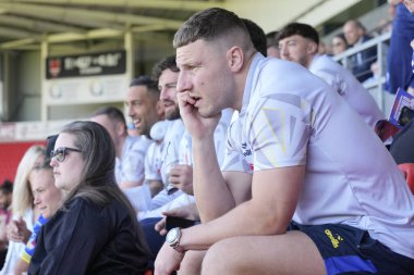 Warrington Wolves 'tan George Williams, 19 Mayıs 2024' te Birleşik Krallık 'ın başkenti St Helens' te oynanan Betfred Challenge Kupası yarı final maçından önce kadınların maçının bitmesini bekliyor.
