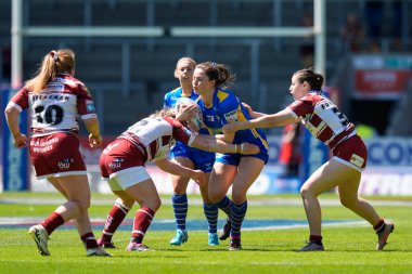 Leeds Rhinos takımından Bethan Dainton, 19 Mayıs 2024 'te Wicked Stadyumu, St Helens, İngiltere' de oynanan Betfred Kadınlar Yarışma Kupası yarı final karşılaşmasında Wigan Warriors 'u savundu.
