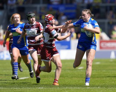 Leeds Rhinos 'tan Caitlin Beevers, Wigan Warriors' tan Isabel Rowe 'u 19 Mayıs 2024' te Wicked Stadyumu, St Helens, İngiltere 'de oynanan Betfred Kadınlar Yarışma Kupası yarı final karşılaşmasında yakaladı.