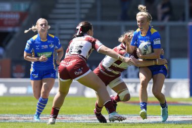 Leeds Rhinos takımından Izzy Northrop, 19 Mayıs 2024 'te Wicked Stadyumu, St Helens, İngiltere' de oynanan Betfred Kadınlar Yarışma Kupası yarı final karşılaşmasında Wigan Warriors 'a karşı Wigan Warriors' u savundu.