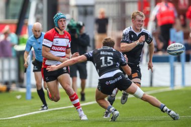 Gloucester Rugby 'den Josh Hathaway, 18 Mayıs 2024' te İngiltere 'nin Kingsholm Stadyumu' nda oynanan Gallagher Premiership maçında Gloucester-Newcastle Falcons maçında pas attı. 