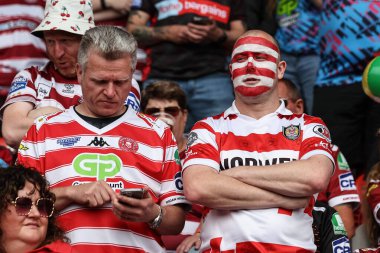 Wigan taraftarı, 18 Mayıs 2024 'te İngiltere' nin Doncaster kentindeki Eco-Power Stadyumu 'nda oynanan Betfred Challenge Kupası Yarı-Final Hull KR v Wigan Warriors maçında kiraz ve beyaz yüz boyası kullanmıştır.
