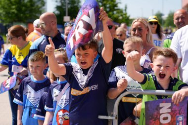 Genç Warrington Wolves taraftarları, 19 Mayıs 2024 'te İngiltere' nin St. Helens kentinde oynanan Betfred Challenge Kupası yarı final maçı Huddersfield Giants ve Warrington Wolves maçından önce takımlarının gelmesini bekliyor.