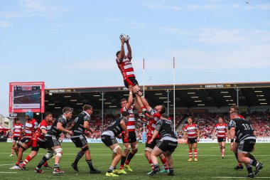 Gloucester Rugby 'den Freddie Clarke, 18 Mayıs 2024' te Kingsholm Stadyumu, Gloucester, İngiltere 'de oynanan Gallagher Premiership maçında Gloucester, Newcastle Falcons' a karşı oynadığı maçta sırayı iddia ediyor.  