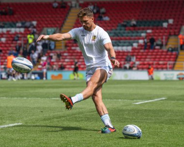 Exeter Chiefs 'ten Henry Slade, 18 Mayıs 2024' te İngiltere 'nin Leicester Woods Welford Road' daki Leicester Tigers - Exeter Chiefs maçında Gallagher Premiership karşılaşması öncesinde ısınma öncesi golü atıyor.