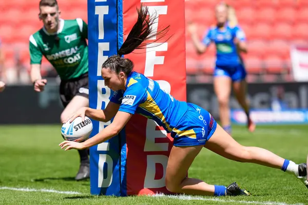 stock image Ruby Enright of Leeds Rhinos dives over the line to score a try during the Betfred Women's Challenge Cup Semi-Final match Leeds Rhinos vs Wigan Warriors at Totally Wicked Stadium, St Helens, United Kingdom, 19th May 2024