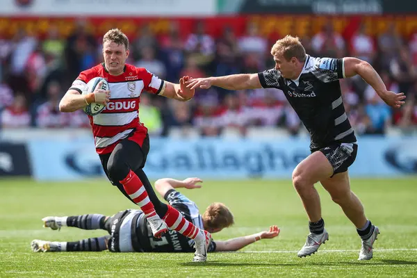 Gloucester Rugby 'den Ollie Thorley, 18 Mayıs 2024' te İngiltere 'nin Kingsholm Stadyumu' nda oynanan Gloucester Rugby-Newcastle Falcons maçında topa vuruyor. 