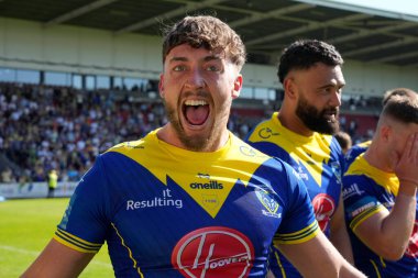 Warrington Wolves 'tan Matty Ashton, 19 Mayıs 2024' te İngiltere 'nin St. Helens kentinde oynanan Betfred Challenge Kupası yarı final maçı Huddersfield Giants' a karşı Warrington Wolves maçını kutluyor.