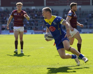Warrington Kurtları 'ndan Matt Dufty, 19 Mayıs 2024' te Birleşik Krallık 'ın Wicked Stadyumu' nda oynanan Betfred Challenge Kupası yarı final maçı Huddersfield Giants 'a karşı Warrington Wolves maçında gol atmak için yarışıyor.