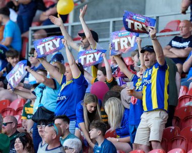 Warrington Wolves taraftarları, 19 Mayıs 2024 'te İngiltere' nin St. Helens şehrinde oynanan ve Wicked Stadyumu 'nda oynanan Huddersfield Giants - Warrington Wolves maçında oynanan Betfred Challenge Kupası yarı final maçını kutluyor.