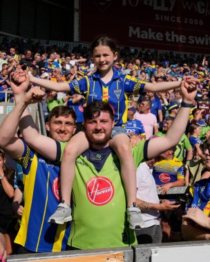 Warrington Wolves taraftarları, 19 Mayıs 2024 'te İngiltere' de oynanan Wicked Stadyumu 'nda oynanan ve Huddersfield Giants' ın Warrington Wolves 'a karşı oynadığı yarı final maçı sonrasında zaferlerini kutluyorlar.