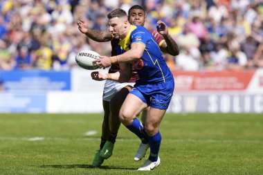 George Williams, Betfred Challenge Kupası yarı final maçı Huddersfield Giants ve Warrington Wolves 'a karşı 19 Mayıs 2024' te St Helens, Birleşik Krallık 'ta oynanan maçta Kevin Naiqama' nın baskısı altında pas verdi.