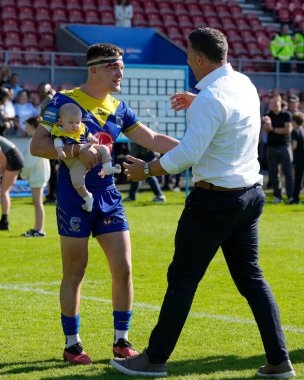 Warrington Wolves 'un baş antrenörü Sam Burgess, Betfred Challenge Kupası yarı final maçı Huddersfield Giants ile Warrington Wolves arasındaki Wicked Stadyumu' nda 19 Mayıs 2024 'te oynanan karşılaşmayı Warrington Wolves takımı Josh Thewlis ile kutladı.