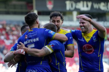 Warrington Wolves oyuncuları, 19 Mayıs 2024 'te İngiltere' nin Wicked Stadyumu 'nda oynanan Betfred Challenge Cup yarı final karşılaşmasında Warrington Wolves' tan Matty Ashton 'la kutlama yaptılar.