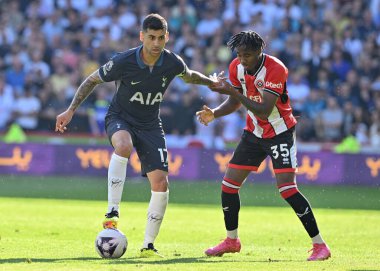 Tottenham Hotspur takımından Cristian Romero, Sheffield United 'ın Tottenham Hotspur' a karşı oynadığı Premier Lig karşılaşmasında Sheffield United 'dan Andre Brooks' u 19 Mayıs 2024 'te Bramall Lane, Sheffield, İngiltere' de durdurdu. 