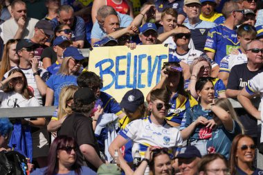 Warrington Wolves taraftarları, 19 Mayıs 2024 'te İngiltere' de oynanan Wicked Stadyumu 'nda oynanan ve Huddersfield Giants' ın Warrington Wolves 'a karşı oynadığı yarı final karşılaşmasında kazandığı galibiyeti kutluyorlar.
