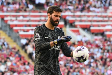 Liverpool 'dan Alisson Becker, 19 Mayıs 2024' te Anfield, Liverpool 'da Wolverhampton Wanderers' a karşı oynanan Premier League maçında görev başında. 