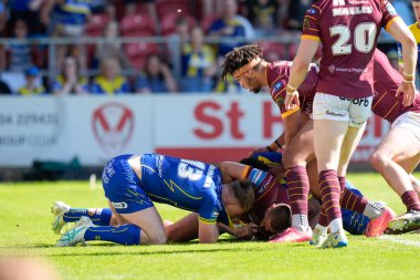 Tui Lolohea, Betfred Challenge Kupası yarı final maçı Huddersfield Giants ve Warrington Wolves maçında Warrington Stadyumu, St Helens, Birleşik Krallık, 19. 2024 'te Matty Nicholson ile kavga etti.