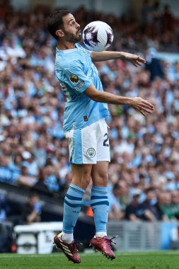 Bernardo Silva of Manchester City controls the ball during the Premier League match Manchester City vs West Ham United at Etihad Stadium, Manchester, United Kingdom, 19th May 2024 
