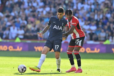 Tottenham Hotspur 'dan Cristian Romero, Sheffield United' dan Anis Slimane 'nin baskısıyla Premier Lig maçında Sheffield United ile Tottenham Hotspur Bramall Lane, Sheffield, İngiltere' de 19 Mayıs 2024 'te karşı karşıya geldi. 