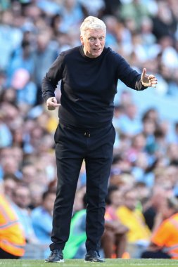 David Moyes manager of West Ham United gestures and reacts during the Premier League match Manchester City vs West Ham United at Etihad Stadium, Manchester, United Kingdom, 19th May 2024 