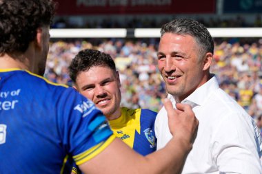 Sam Burgess, baş antrenör Joe Philbin ve Toby King of Warrington Wolves ile birlikte 19 Mayıs 2024 'te Wicked Stadyumu' nda oynanan Betfred Challenge Kupası yarı final maçı Huddersfield Giants 'a karşı Warrington Wolves maçını kutladı.