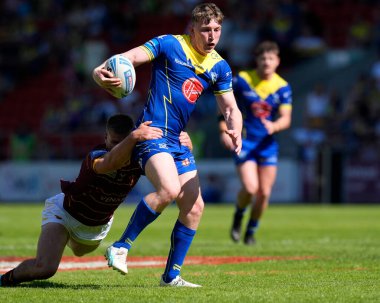 Warrington Wolves takımından Matty Nicholson, 19 Mayıs 2024 'te İngiltere' nin Wicked Stadyumu 'nda oynanan ve Huddersfield Giants' ın Warrington Wolves 'a karşı oynadığı Betfred Challenge Kupası yarı final maçında rakibini yere serdi.