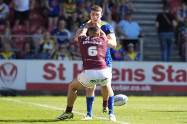 Huddersfield Giants takımından Tui Lolohea, Betfred Challenge Kupası yarı final maçı Huddersfield Giants ile Wicked Stadyumu, St Helens, Birleşik Krallık, 19. 2024 'te oynanan Wicked Stadyumu' nda oynanan maçta Warrington Wolves maçında Warrington Wolves 'la kavga etti.