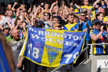 Warrington Wolves taraftarları, 19 Mayıs 2024 'te İngiltere' de oynanan Wicked Stadyumu 'nda oynanan ve Huddersfield Giants' ın Warrington Wolves 'a karşı oynadığı yarı final maçı sonrasında zaferlerini kutluyorlar.