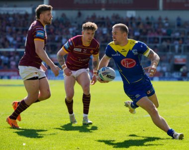Warrington Kurtları 'ndan Matt Dufty, 19 Mayıs 2024' te Birleşik Krallık 'ın Wicked Stadyumu' nda oynanan Betfred Challenge Kupası yarı final maçı Huddersfield Giants 'a karşı Warrington Wolves maçında gol atmak için yarışıyor.