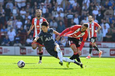 Sheffield United takımının oyuncusu Vinicius Souza Tottenham Hotspur 'dan Son Heung-Min, Premier Lig maçında Sheffield United ile Tottenham Hotspur Bramall Lane, Sheffield, Birleşik Krallık' ta 19 Mayıs 2024 'te karşı karşıya geldi. 