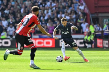 Tottenham Hotspur 'dan James Maddison, Premier League maçında Sheffield United ile Tottenham Hotspur arasında 19 Mayıs 2024' te Bramall Lane, Sheffield, İngiltere 'de oynanan maçta pas attı. 