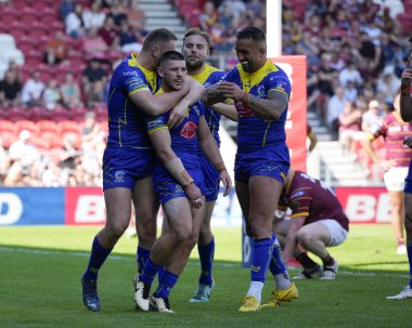 Warrington Wolves oyuncuları, 19 Mayıs 2024 'te Birleşik Krallık' ın başkenti St Helens 'te oynanan Betfred Challenge Cup yarı final maçında Danny Walker ile kutlama yaptılar.
