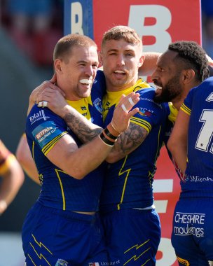Warrington Wolves takımından Matt Dufty, 19 Mayıs 2024 'te Birleşik Krallık' ın başkenti St Helens 'te oynanan Betfred Challenge Cup yarı final maçında ikinci denemesini kutluyor.