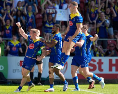 Warrington Wolves oyuncuları, 19 Mayıs 2024 'te İngiltere' nin başkenti St Helens 'te oynanan Betfred Challenge Cup yarı final maçında Warrington Wolves' a karşı oynadıkları maçı Warrington Wolves 'tan Matt Dufty ile kutluyor.