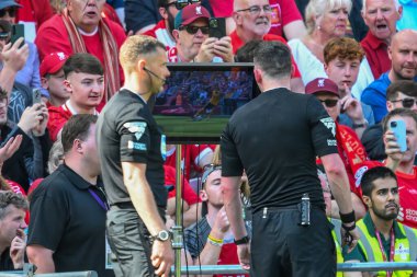 Hakem Chris Kavanagh, 19 Mayıs 2024 'te İngiltere' nin Liverpool kentinde oynanan Premier League maçında Wolverhampton Wanderers maçında VAR ekranını kontrol ediyor. 