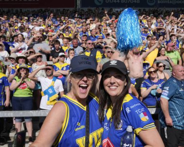 Warrington Wolves taraftarları, 19 Mayıs 2024 'te İngiltere' de oynanan Wicked Stadyumu 'nda oynanan ve Huddersfield Giants' ın Warrington Wolves 'a karşı oynadığı yarı final maçı sonrasında zaferlerini kutluyorlar.