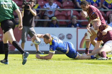 Warrington Wolves 'tan Matt Dufty, 19 Mayıs 2024' te İngiltere 'nin başkenti St Helens' te oynanan Betfred Challenge Kupası yarı final maçında Huddersfield Giants 'a karşı Warrington Wolves maçında gol atmak için çizgiyi geçti.