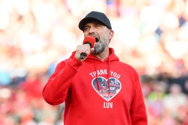 Liverpool 'un Jrgen Klopp Menajeri, 19 Mayıs 2024' te İngiltere 'nin Liverpool kentinde oynanan Premier League maçı sonrasında taraftarlara şarkı söylerken görülüyor. 