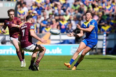 Warrington Wolves 'tan Matty Ashton, 19 Mayıs 2024' te İngiltere 'nin St. Helens kentinde oynanan Betfred Challenge Kupası yarı final maçında pas veriyor.