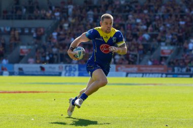 Warrington Kurtları 'ndan Matt Dufty, 19 Mayıs 2024' te Birleşik Krallık 'ın Wicked Stadyumu' nda oynanan Betfred Challenge Kupası yarı final maçı Huddersfield Giants 'a karşı Warrington Wolves maçında gol atmak için yarışıyor.