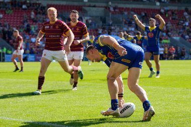Warrington Wolves 'tan Matt Dufty, 19 Mayıs 2024' te Birleşik Krallık 'ın Wicked Stadyumu' nda oynanan Betfred Challenge Kupası yarı final maçı Huddersfield Giants 'a karşı Warrington Wolves maçında gol attı.